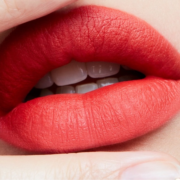 BUNDLE: MAC Retro Matte Lipstick in 707 Ruby Woo & 702 Dangerous - Picture 13 of 16